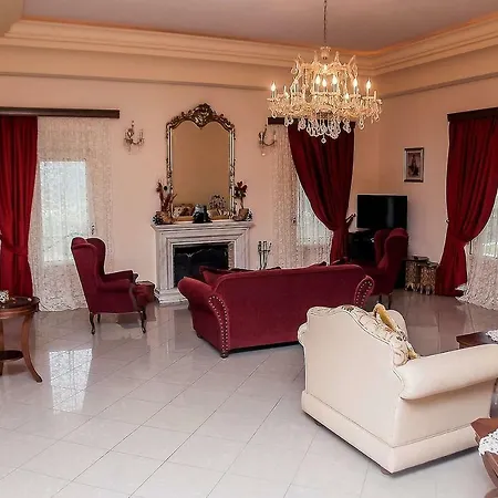 Beautiful With Private Garden And Pool *