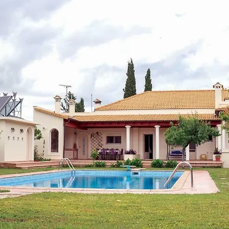 Beautiful With Private Garden And Pool *